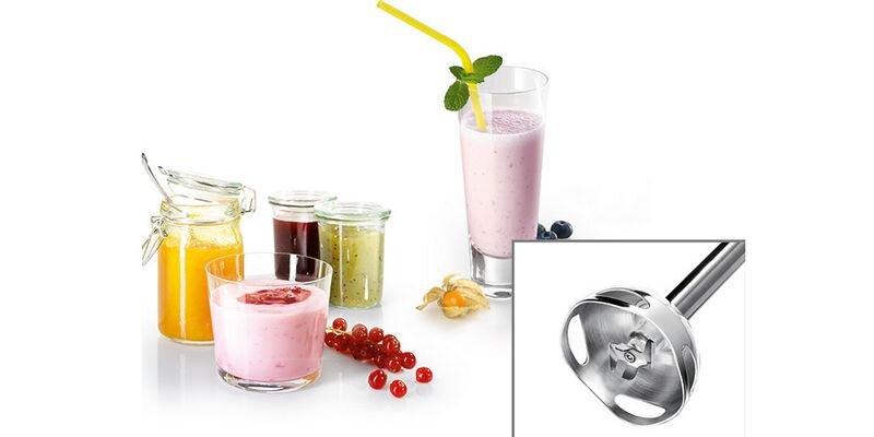 Na obrazie widoczne są różne szklanki i słoiki z kolorowymi smoothie oraz metalowa końcówka blendera. Obok szklanek znajdują się owoce, takie jak porzeczki i agrest.