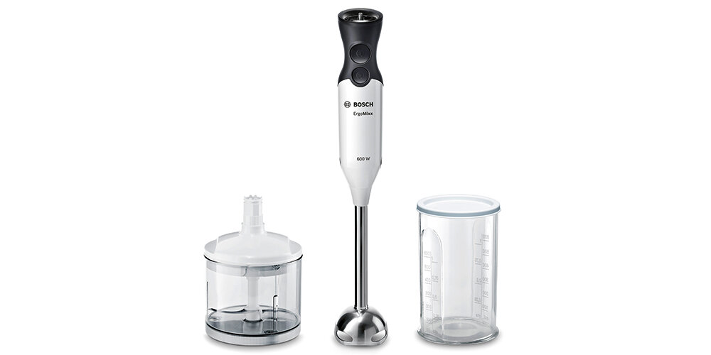 Na obrazie widoczny jest blender ręczny z logo \'BOSCH ErgoMixx\' oraz dwa akcesoria: pojemnik z ostrzem i miarka. Blender ma biało-czarną obudowę z metalową końcówką miksującą.