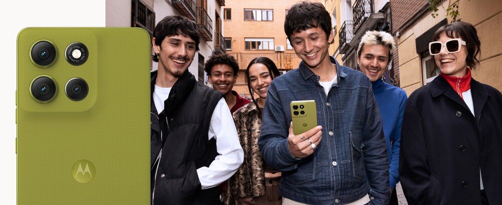 Grupa osób stoi na ulicy, jedna z nich trzyma zielony smartfon z trzema aparatami z tyłu. Obok widoczny jest powiększony obraz tego samego smartfona z logo Motorola.
