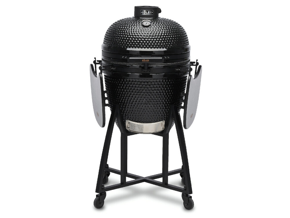 Czarny, okrągły grill ceramiczny z teksturowaną powierzchnią, wyposażony w boczne półki, termometr na pokrywie i kółka u podstawy. Na górze widoczne jest logo \'KOLER\'.