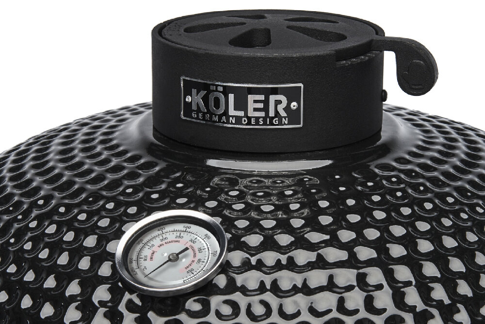 Czarny, ceramiczny grill węglowy z widocznym logo \'KÖLER GERMAN DESIGN\' oraz wbudowanym termometrem na pokrywie.