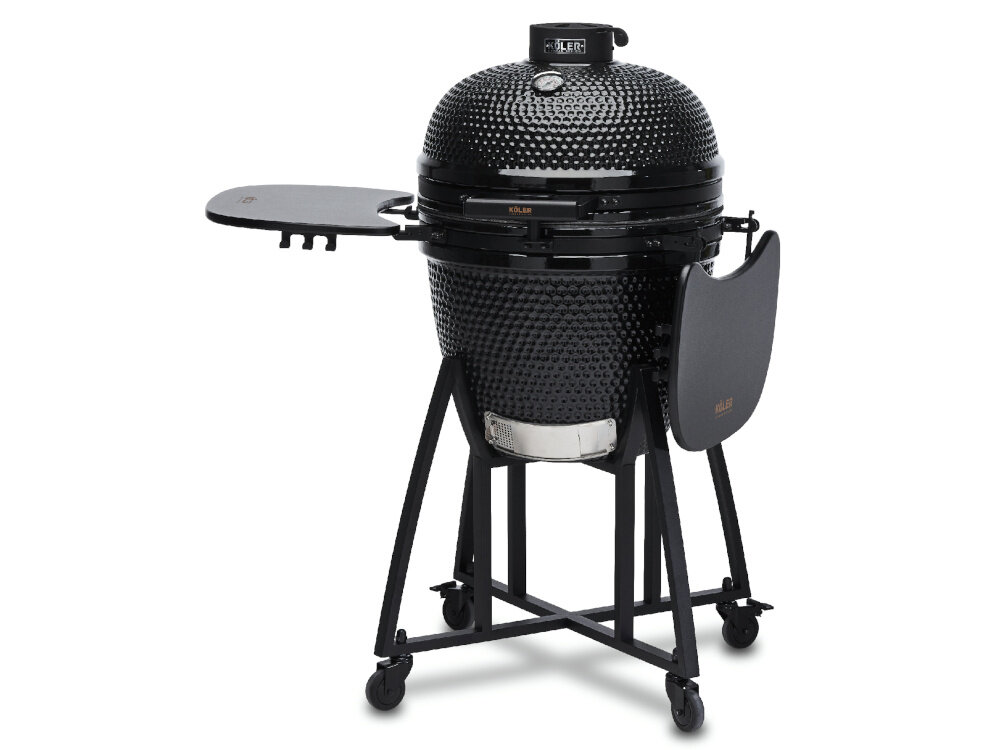 Czarny, okrągły grill ceramiczny na stojaku z kółkami, wyposażony w boczne półki i termometr. Na grillu widoczne jest logo \'KOLER\'.
