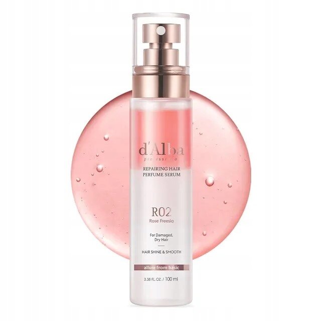 Butelka z atomizerem zawiera napis \'d\'Alba Professional Repairing Hair Perfume Serum R02 Rose Freesia\'. W tle widoczna jest różowa ciecz z bąbelkami.
