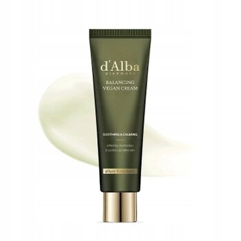 Na obrazie widoczna jest ciemnozielona tubka z napisem \'d\'Alba PIEDMONT BALANCING VEGAN CREAM\'. W tle znajduje się rozmazana plama kremu.