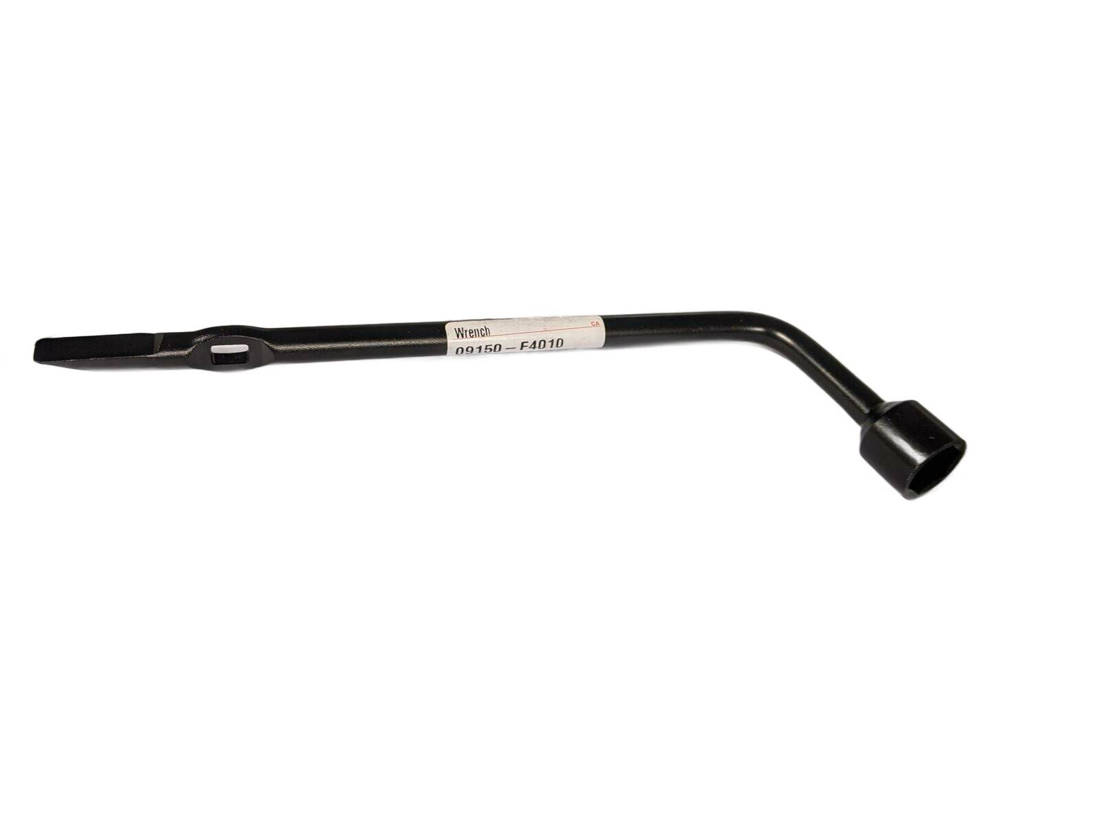 Na białym tle znajduje się metalowy klucz o zakrzywionym kształcie z napisem \'Wrench 09150-F4010\' na etykiecie.