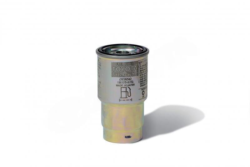 Na obrazie widoczny jest metalowy filtr paliwa z nadrukiem \'TOYOTA\' oraz \'DENSO 18610-5450 MADE IN JAPAN\'.