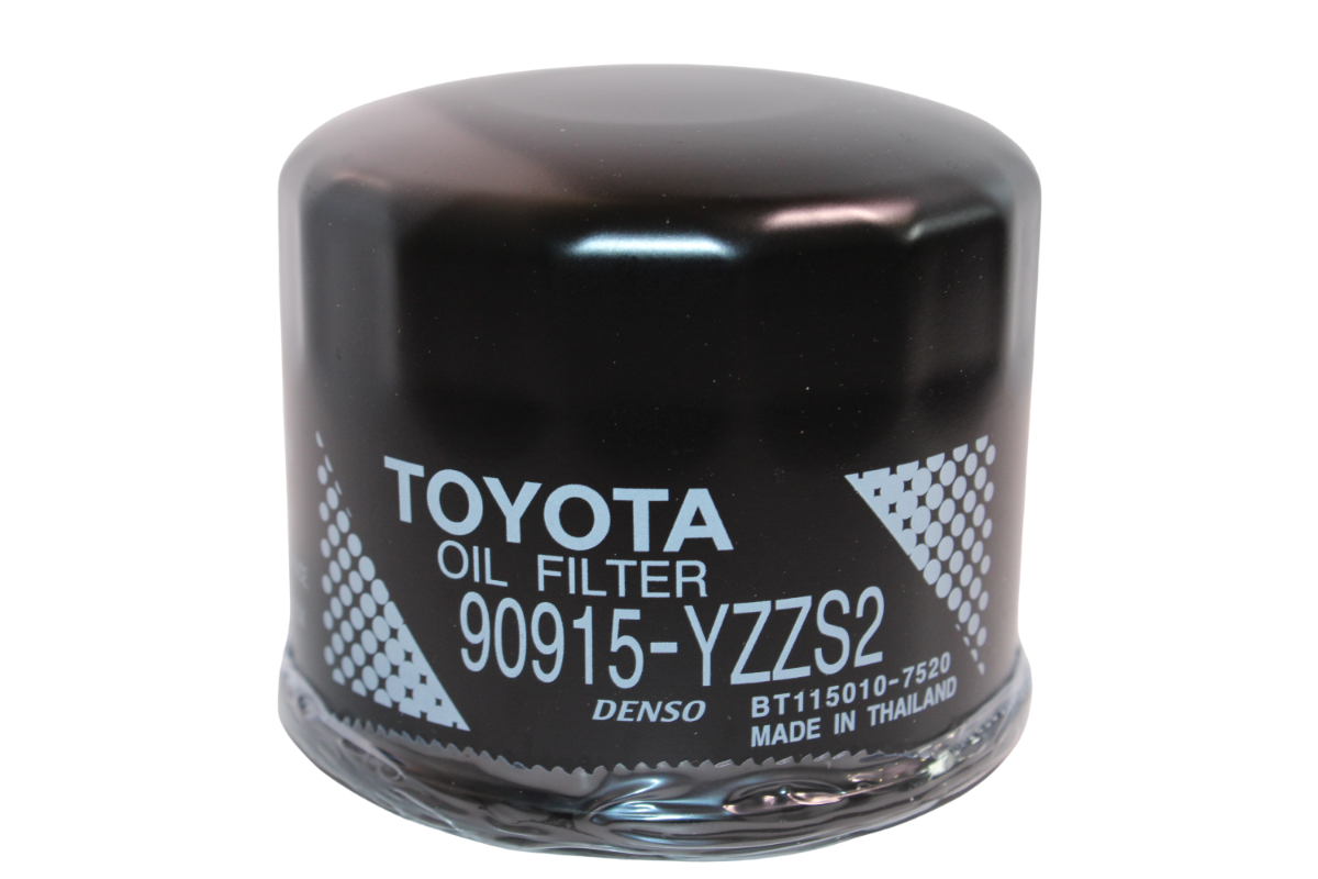 Czarny filtr oleju z białymi napisami: \'TOYOTA OIL FILTER 90915-YZZS2 DENSO BT115010-7520 MADE IN THAILAND\'.
