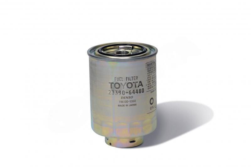 Na obrazie widoczny jest metalowy filtr paliwa z napisem \'FUEL FILTER TOYOTA 23390-64480 DENSO 16610-5360 MADE IN JAPAN\'.