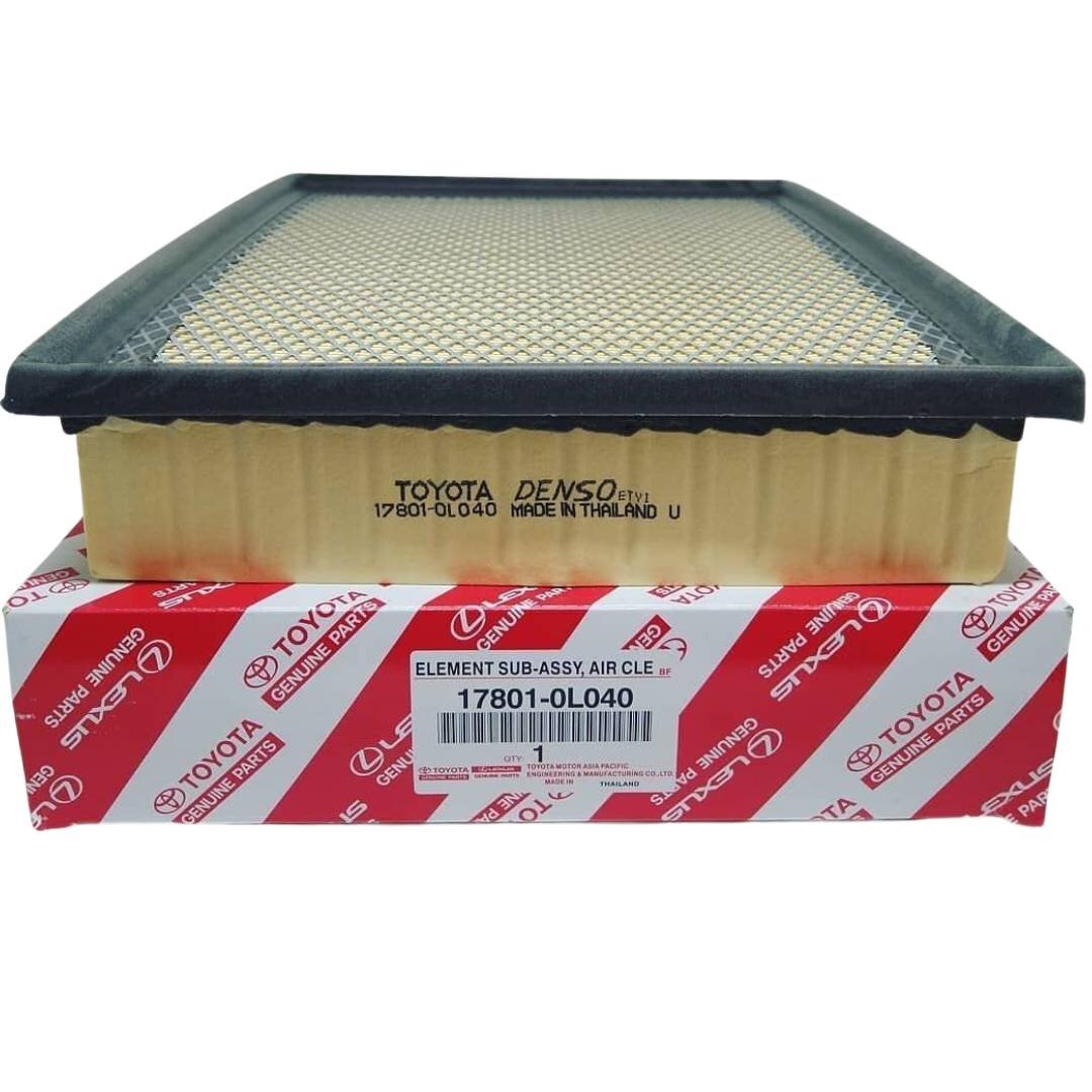 Na obrazie widoczny jest filtr powietrza z oznaczeniem \'TOYOTA 17801-0L040 DENSO MADE IN THAILAND\'. Filtr znajduje się na pudełku z logo \'TOYOTA GENUINE PARTS\' i etykietą \'ELEMENT SUB-ASSY, AIR CLE 17801-0L040\'.
