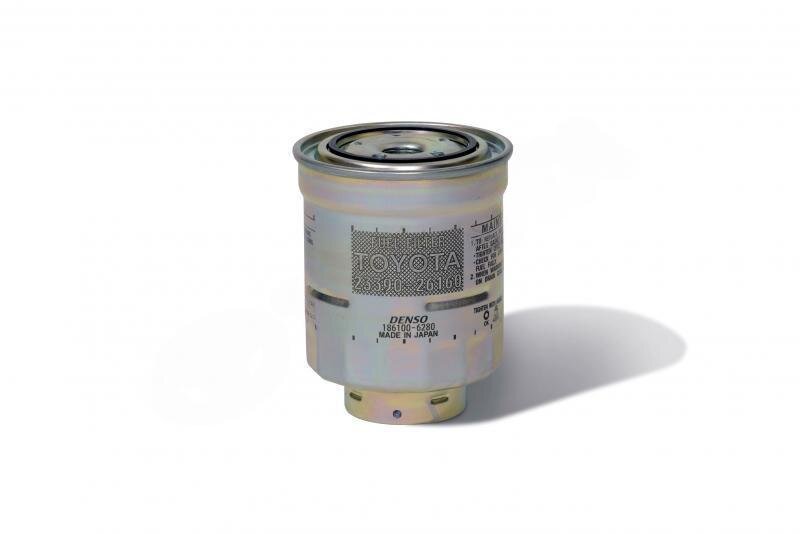Na obrazie widoczny jest metalowy filtr paliwa z nadrukiem \'TOYOTA 23390-26160\'. Na dole znajduje się napis \'DENSO 15600-5280 MADE IN JAPAN\'.