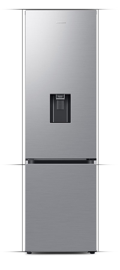 Lodówka Samsung Grand+ - widok z przodu Lodówka w kolorze szczotkowanej stali nierdzewnej z podajnikiem wody na drzwiach. Na górze widoczne jest logo \'SAMSUNG\'.