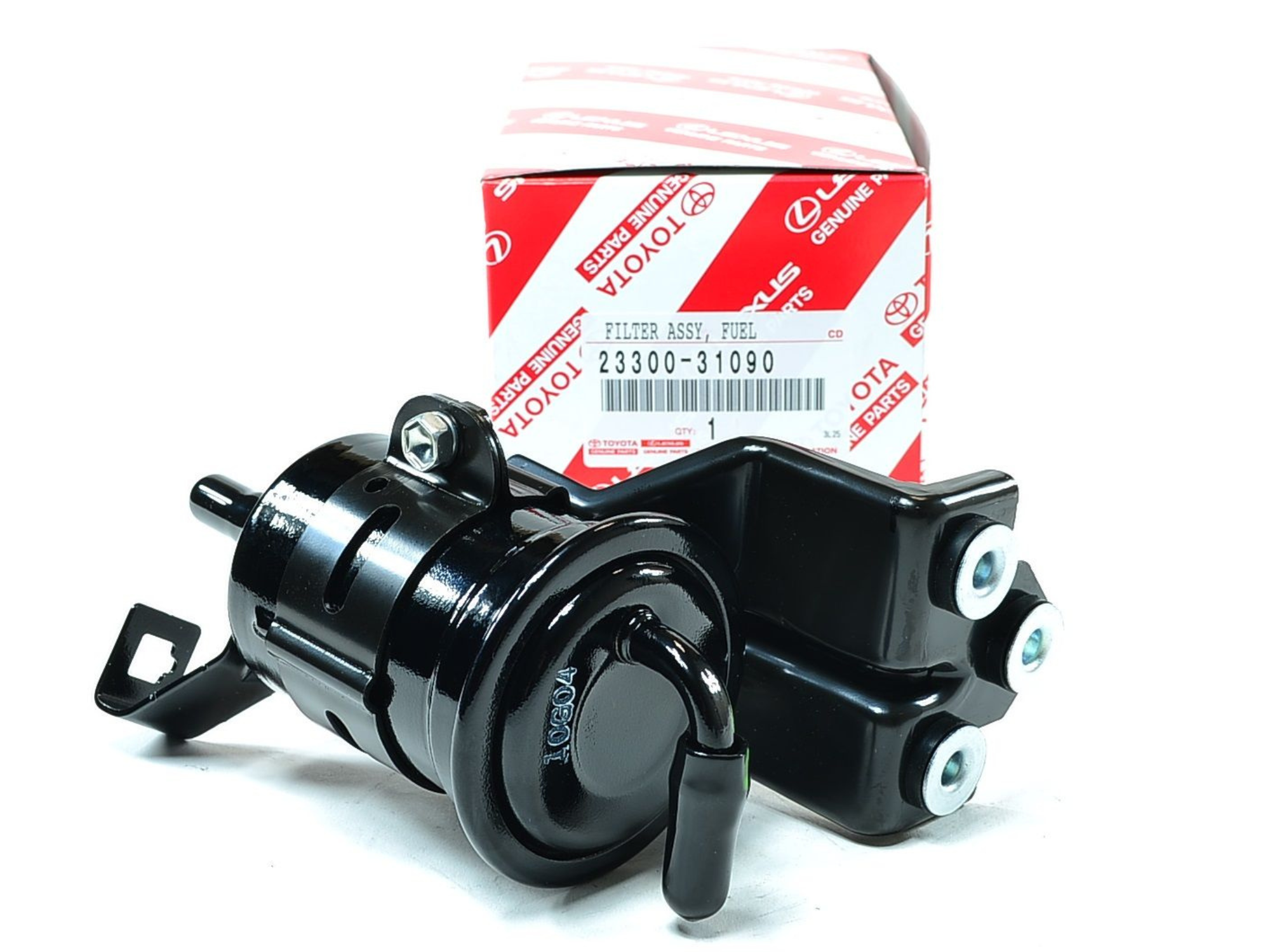 Na obrazie widoczny jest czarny filtr paliwa obok pudełka z logo Toyota i Lexus. Na pudełku znajduje się tekst: \'FILTER ASSY, FUEL 23300-31090\'.
