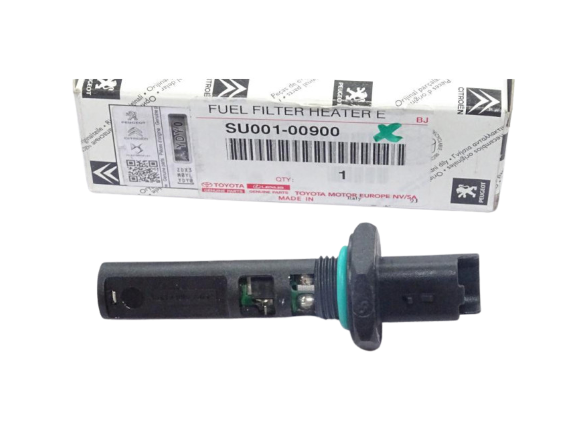 Na obrazie widoczny jest czarny element mechaniczny z zielonym pierścieniem, leżący przed pudełkiem z napisem \'FUEL FILTER HEATER E SU001-00900\'. Pudełko zawiera również logo producenta oraz inne oznaczenia i kody kreskowe.