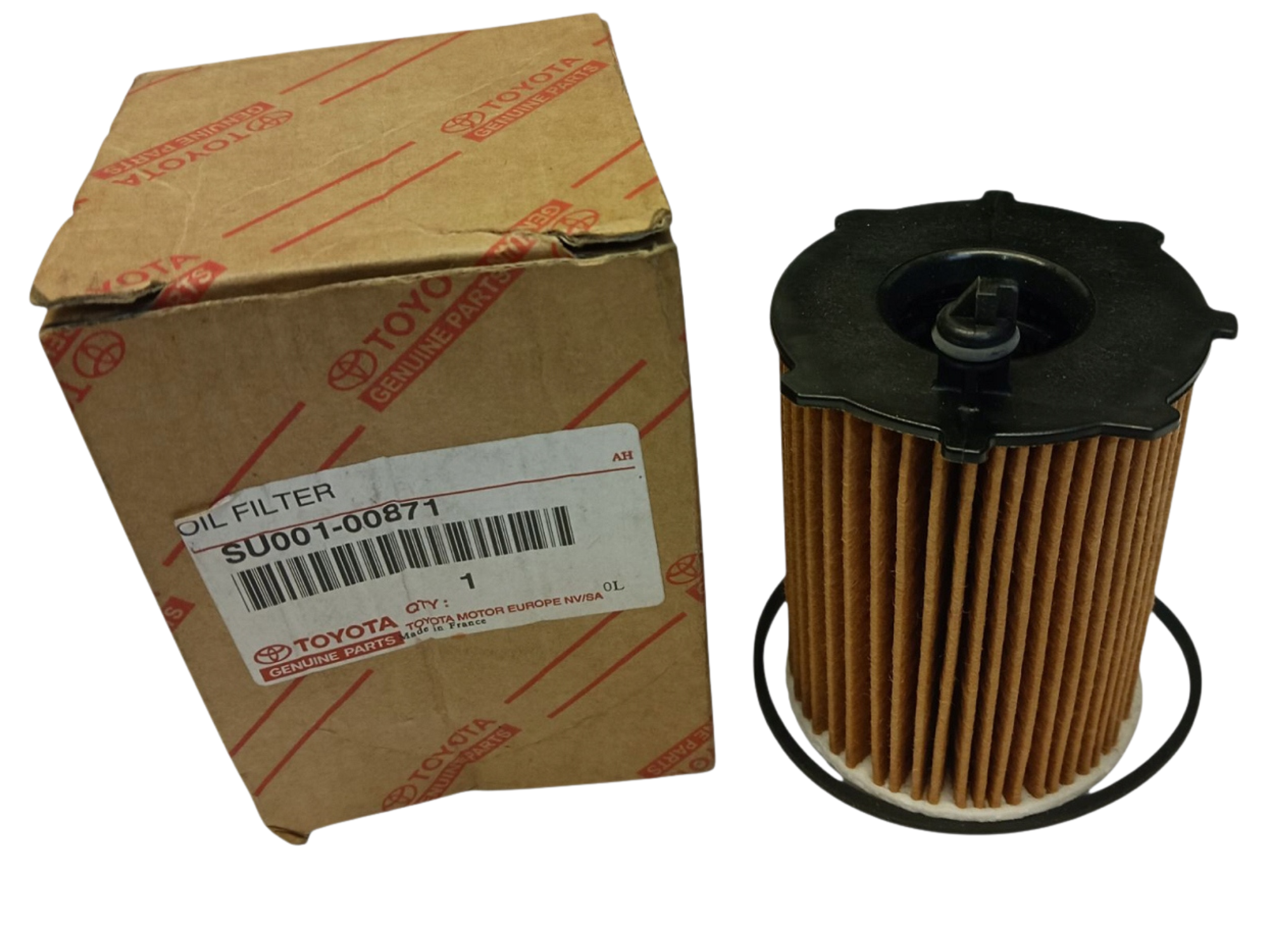 Na obrazie znajduje się kartonowe pudełko z logo Toyota i napisami \'OIL FILTER SU001-00871\', obok którego stoi cylindryczny filtr oleju z czarną górą i brązowym korpusem.