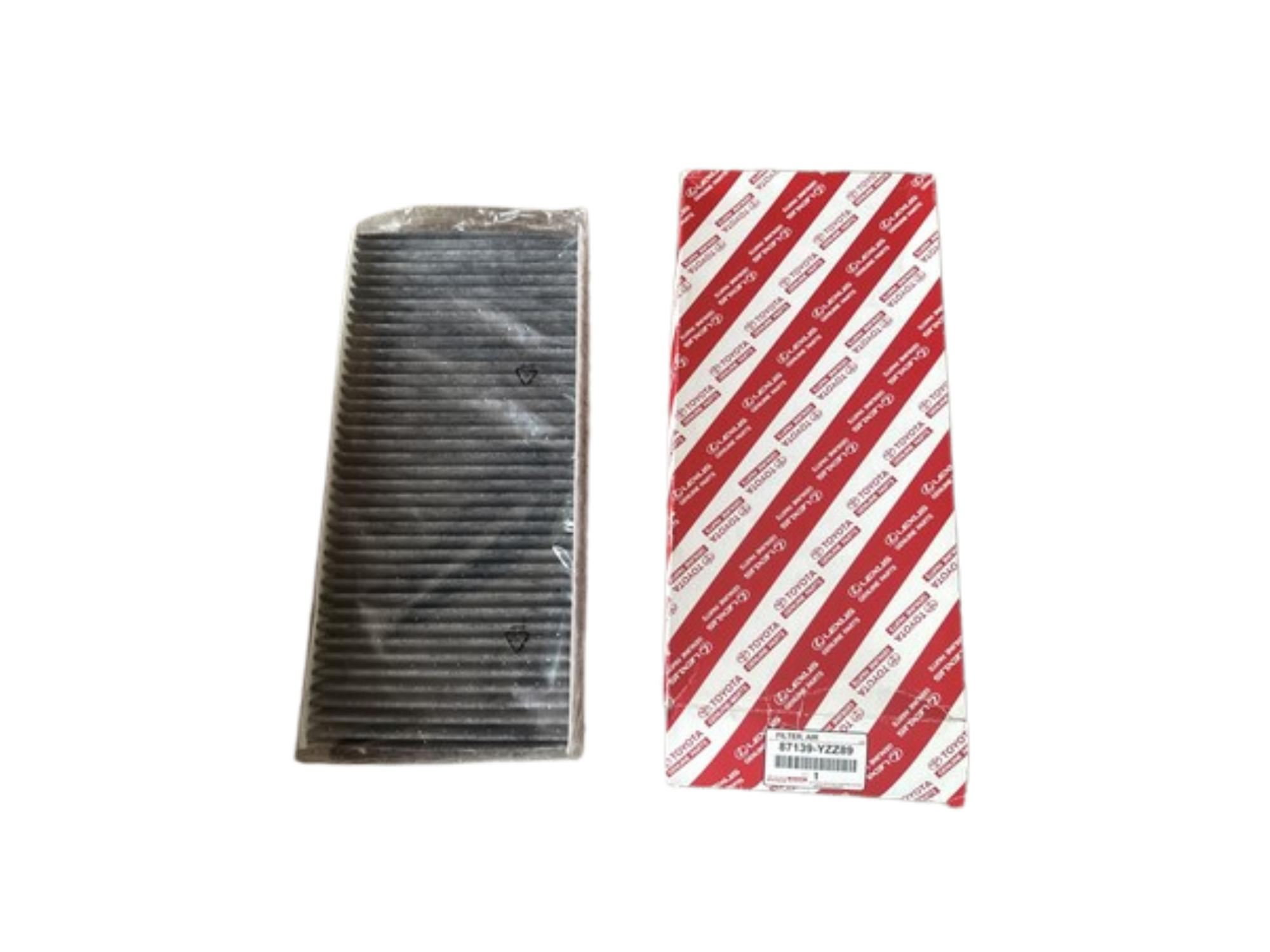Na obrazie widoczny jest czarny filtr powietrza kabinowy oraz opakowanie z logo Toyota, z tekstem \'87139-YZZ89\'.