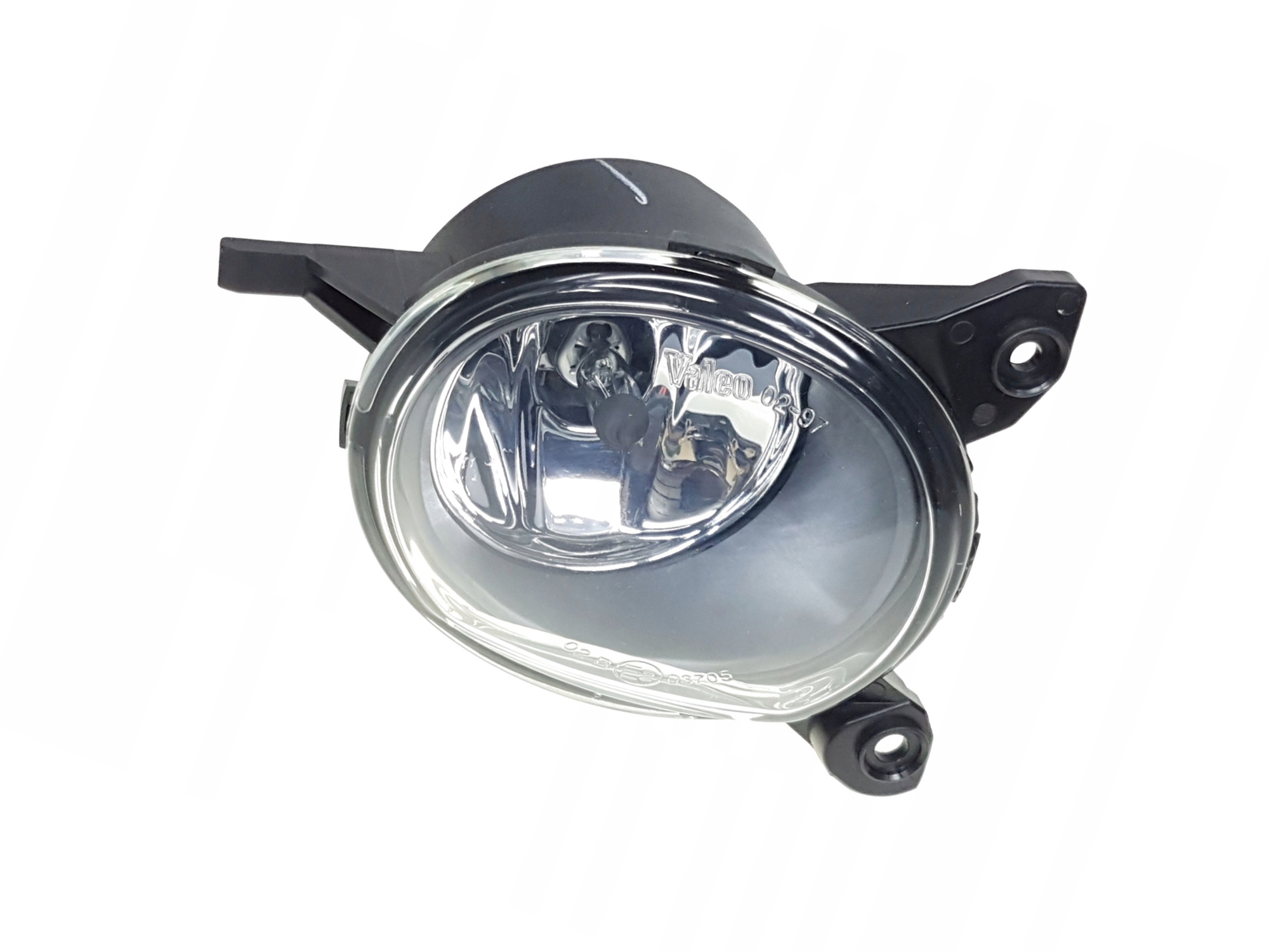 Na obrazie widoczny jest okrągły reflektor halogenowy z przezroczystą soczewką i czarną obudową. Na powierzchni reflektora znajduje się napis \'Valeo 02\'.