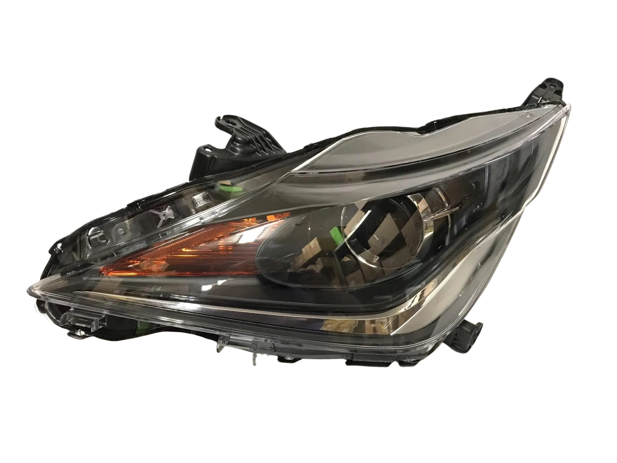 Zdjęcie przedstawia przednią lampę samochodową o nowoczesnym designie, z przezroczystym kloszem i widocznymi elementami reflektora. Lampa ma czarne i srebrne detale oraz pomarańczowy element wewnętrzny.