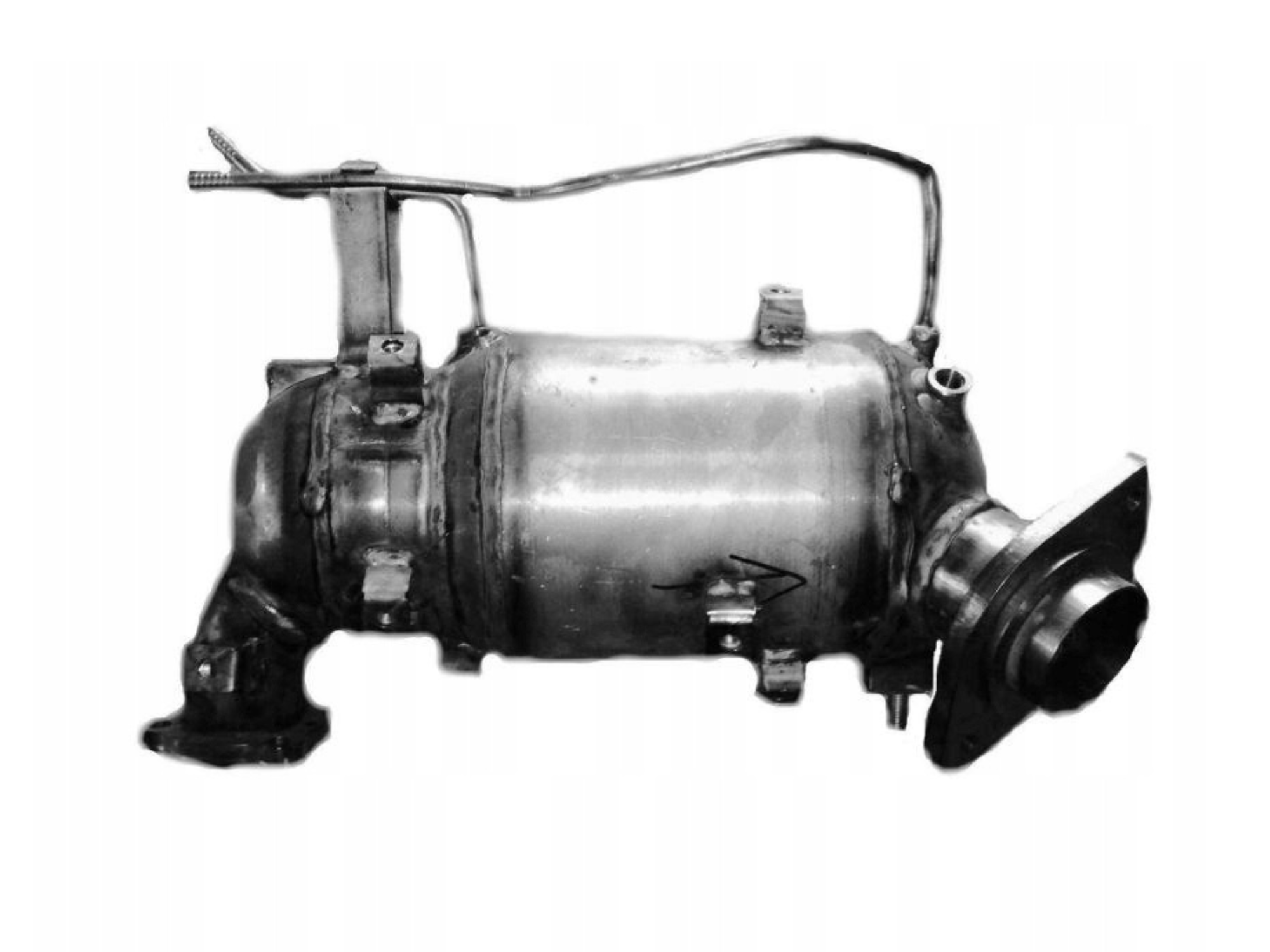 Na obrazie widoczny jest metalowy filtr cząstek stałych DPF o cylindrycznym kształcie z przyłączami po obu stronach. Filtr ma widoczne spawy i metalowe uchwyty.