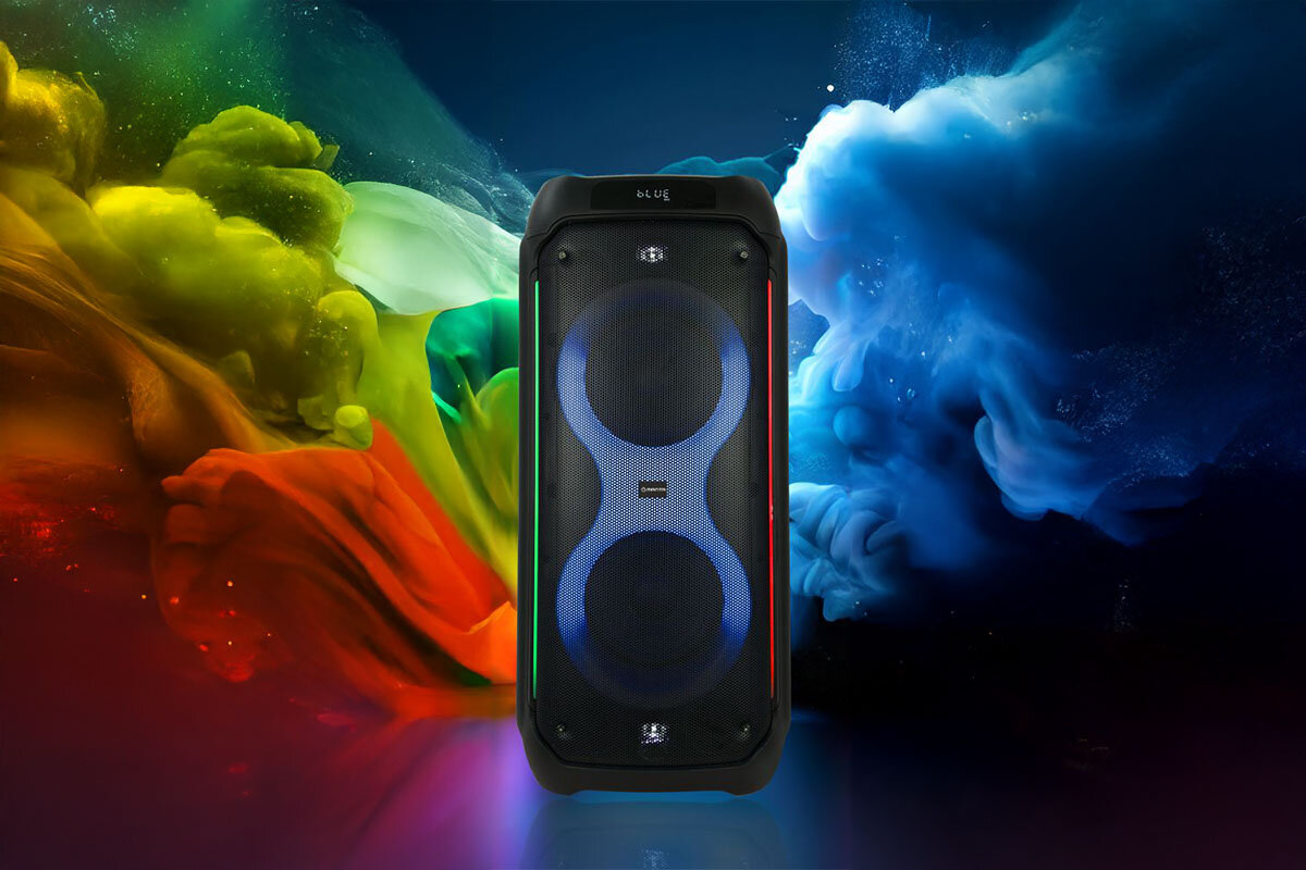 Głośnik Power Audio z podświetleniem LED, umieszczony na tle kolorowych dymów. Na górze widoczny napis \'BLUE\'.