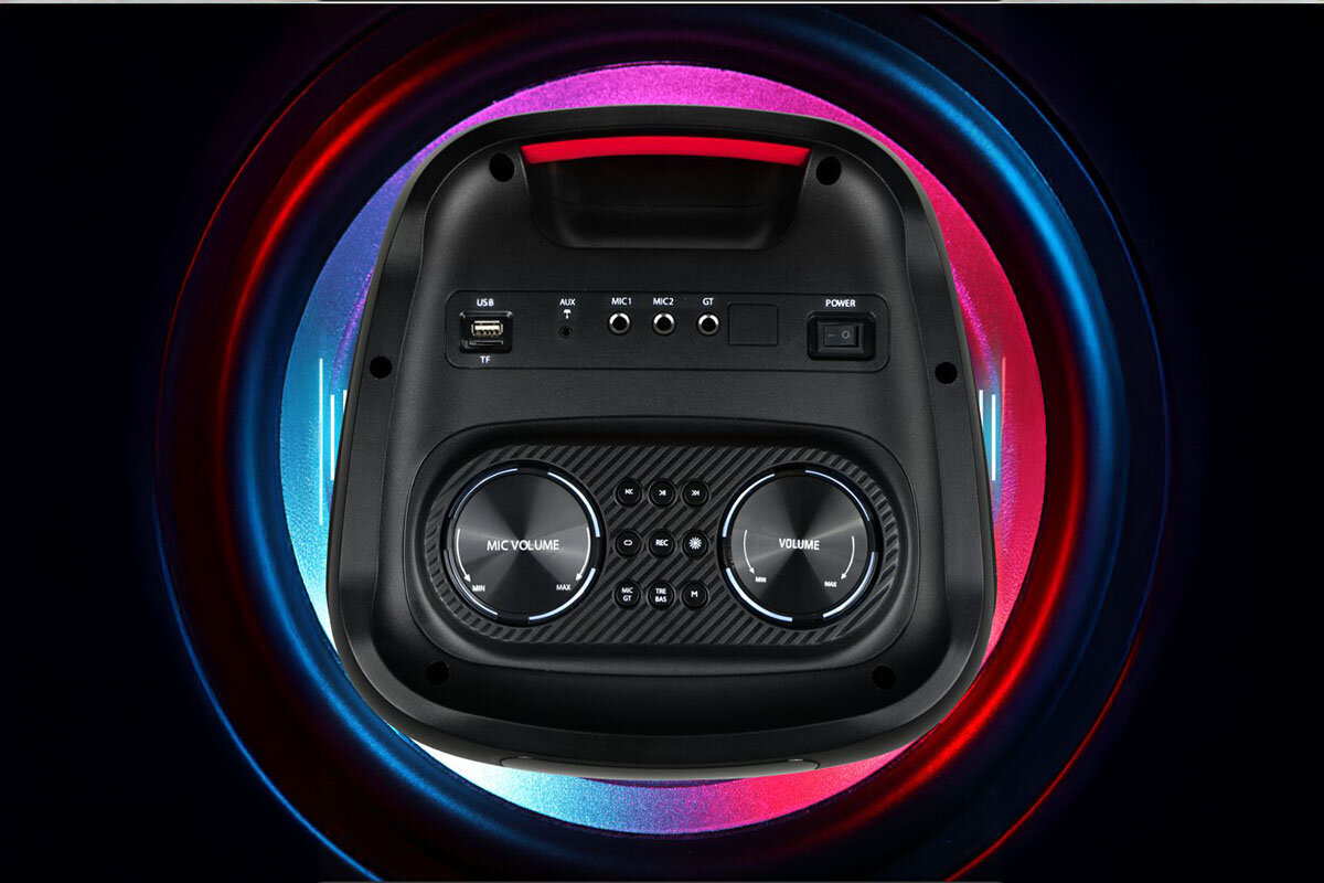 Obraz przedstawia panel sterowania głośnika z dwoma dużymi pokrętłami oznaczonymi jako \'MIC VOLUME\' i \'VOLUME\'. Widoczne są również porty USB, AUX, MIC1, MIC2, GT oraz przycisk zasilania oznaczony jako \'POWER\'.