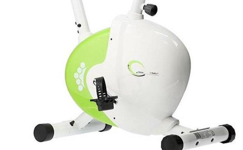 Na zdjęciu widoczna jest część roweru magnetycznego z białą i zieloną obudową oraz pedałem z paskiem. Na obudowie znajduje się logo i napis \'HMS M9239\'.