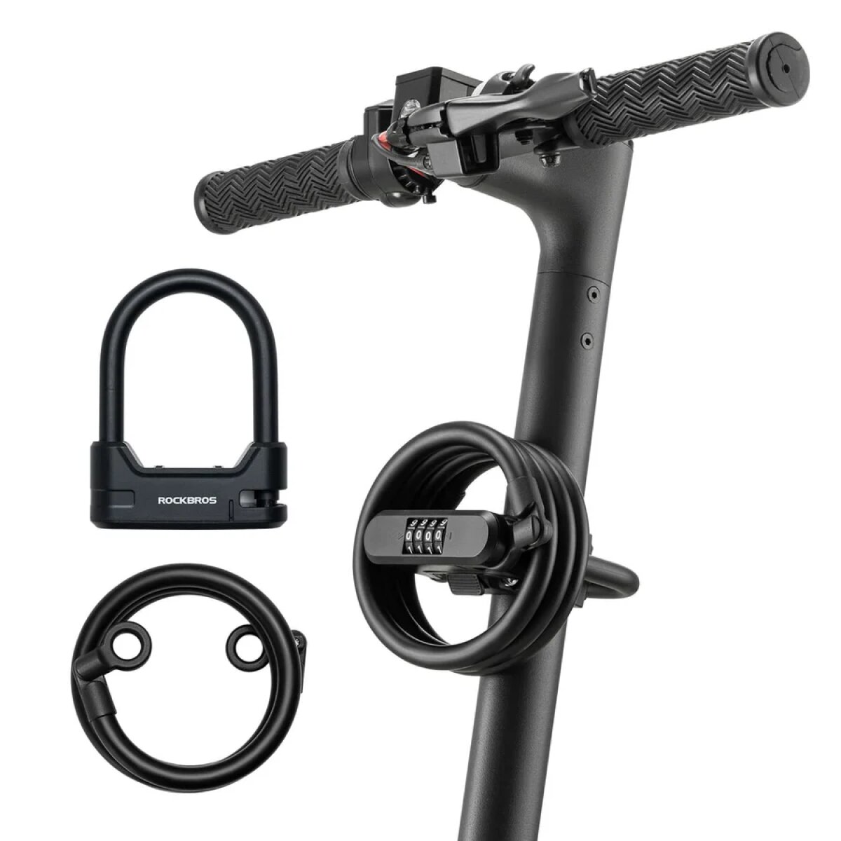 Na obrazie widoczna jest kierownica hulajnogi z zamontowanym zapięciem rowerowym w formie kabla z szyfrem. Obok znajduje się zapięcie typu U-lock z napisem \'ROCKBROS\'.