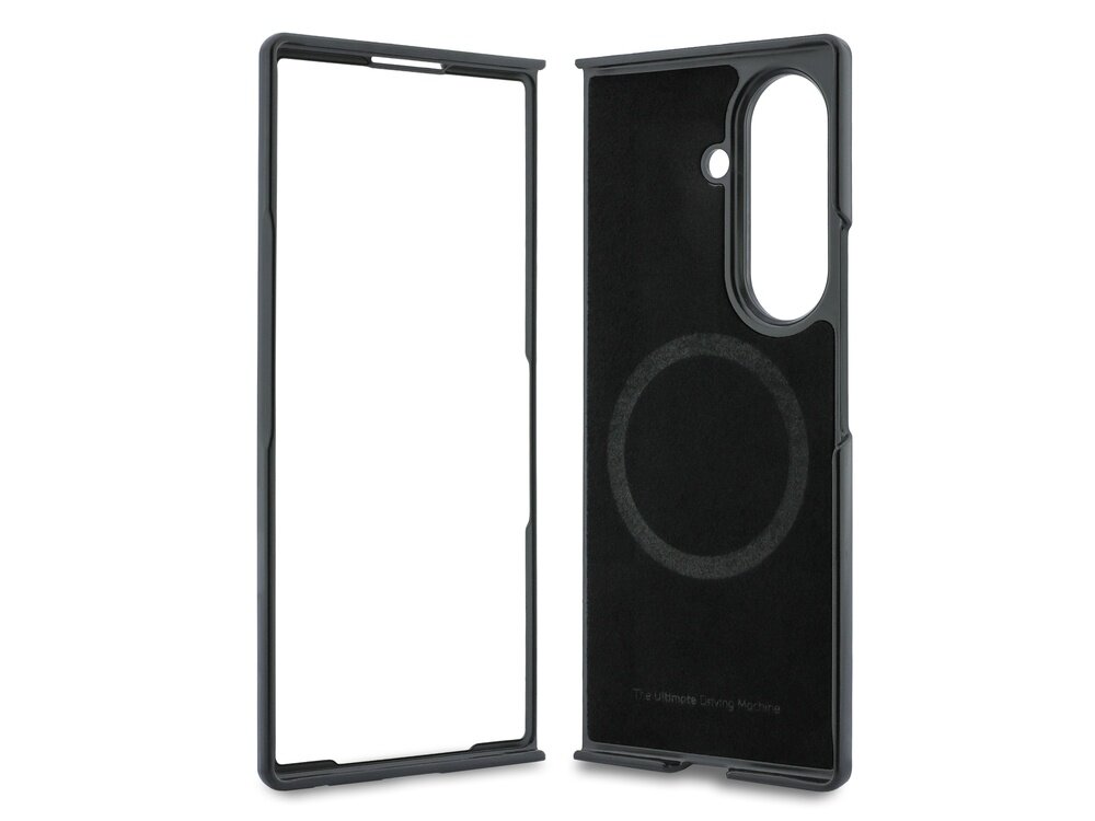 Czarne etui na telefon z wycięciem na aparat i okrągłym wzorem na wewnętrznej stronie. Widoczny tekst: \'The Ultimate Driving Machine\'.