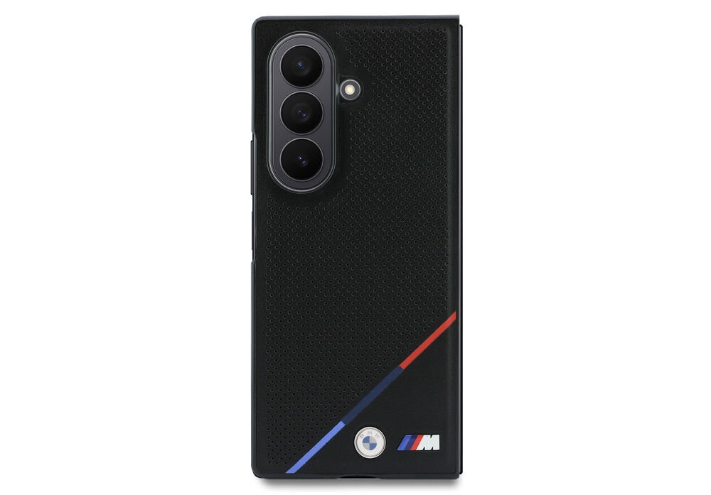 Czarne etui z trójkolorowym paskiem i logo \'M\' na dole. Etui posiada wycięcia na trzy obiektywy aparatu i lampę błyskową.