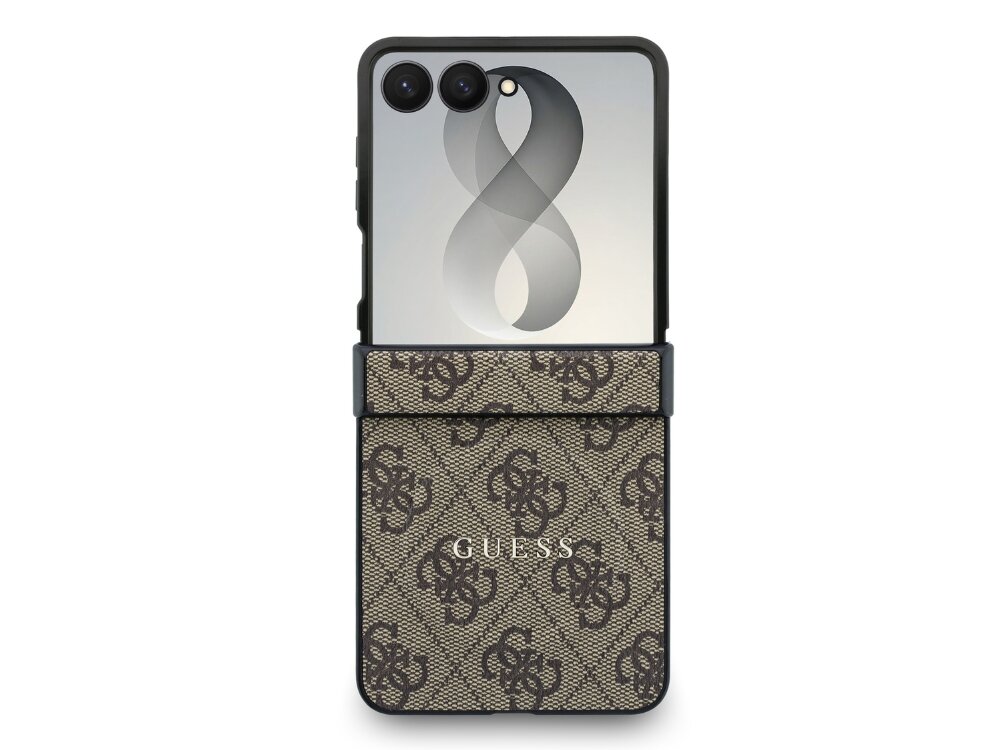 Etui na telefon z wzorem w logo GUESS i napisem GUESS na dolnej części. Etui jest w kolorze brązowym z ciemniejszymi wzorami i posiada wycięcia na aparaty fotograficzne.