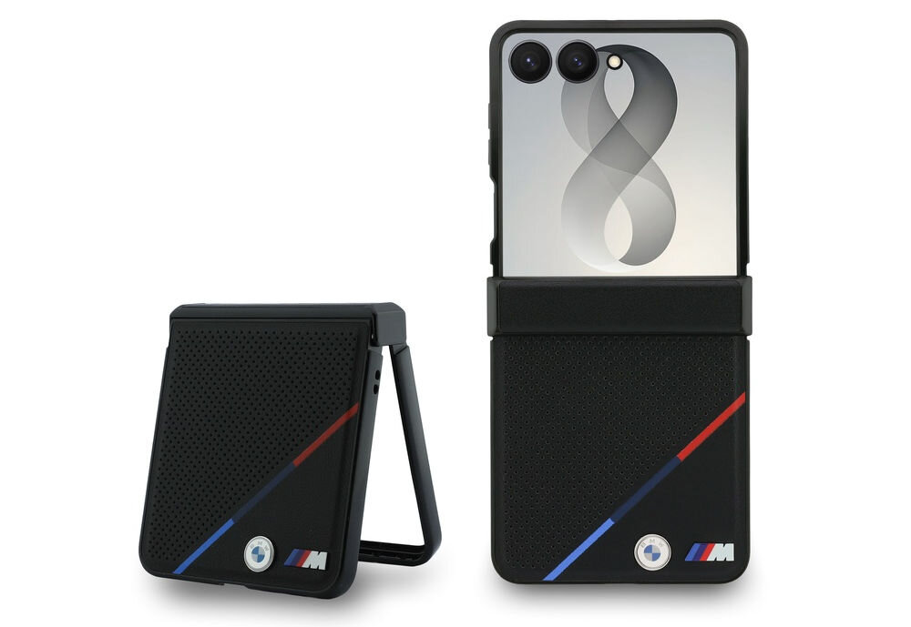 Obraz przedstawia czarne etui z trójkolorowym paskiem i logo \'M\' na telefon Samsung Galaxy Z Flip. Etui ma teksturowaną powierzchnię i jest pokazane w dwóch pozycjach: zamkniętej i otwartej.