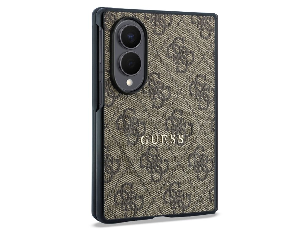 Etui na telefon z brązowym wzorem i logo \'GUESS\'. Widoczne są dwa obiektywy aparatu.