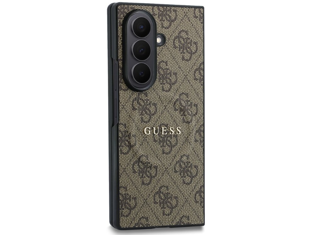 Etui na telefon w kolorze brązowym z wzorem 4G i napisem \'GUESS\'. Widoczne są trzy obiektywy aparatu oraz logo GUESS na tle wzoru.