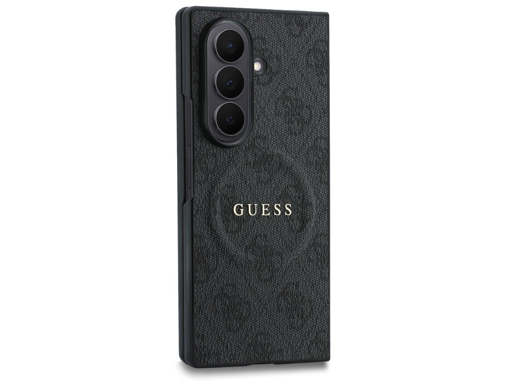 Czarne etui na telefon z teksturą i napisem \'GUESS\' na środku. Etui posiada wycięcia na trzy obiektywy aparatu i dodatkowy otwór na lampę błyskową.