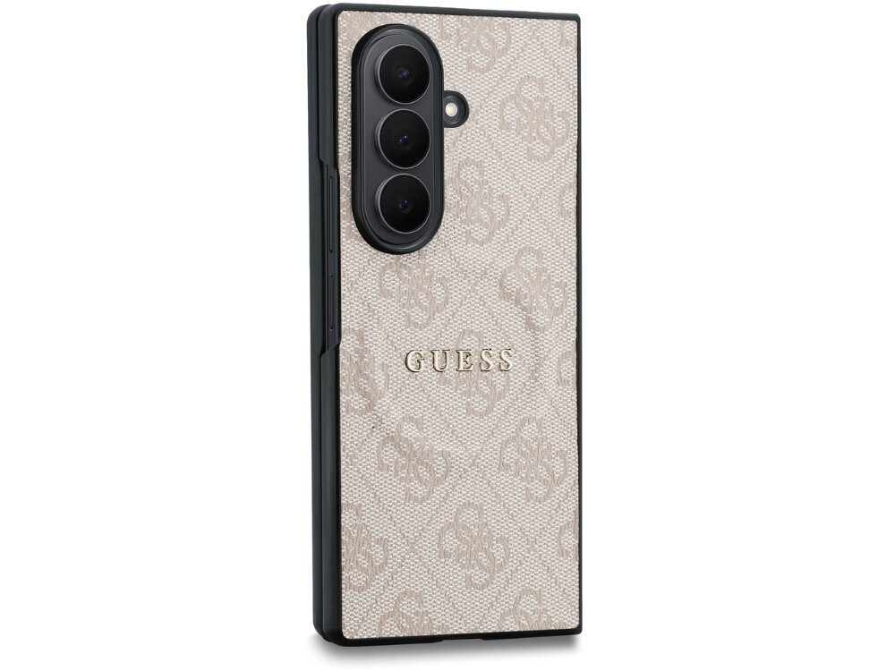 Etui na telefon z jasnym wzorem i napisem \'GUESS\' na środku. Widoczne są trzy otwory na aparaty fotograficzne.