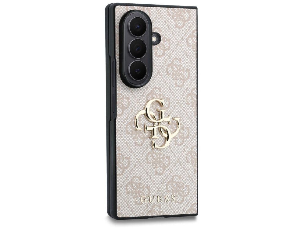 Etui na telefon z wzorem w logo 4G i dużym złotym emblematem na środku. Na dole widoczny jest napis \'GUESS\'.