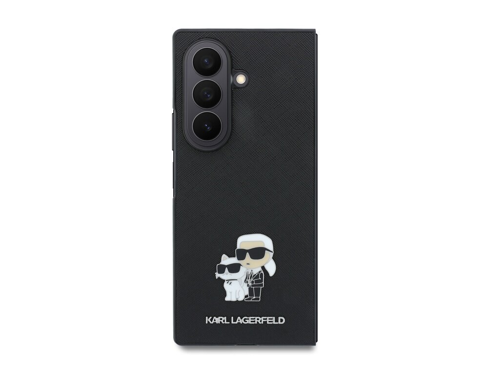Czarne etui na telefon z trzema otworami na aparaty i grafiką przedstawiającą postać w okularach przeciwsłonecznych oraz kota. Na dole widnieje napis \'KARL LAGERFELD\'.