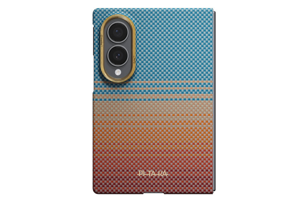 Etui na telefon z gradientowym wzorem w kolorach niebieskim, beżowym i pomarańczowym, z wycięciem na dwa obiektywy aparatu. Na dole widoczny jest napis \'PITAKA\'.