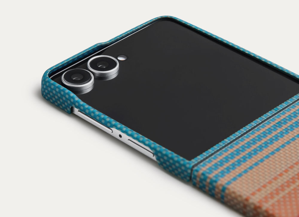 Etui na telefon z kolorowym wzorem, z widocznymi dwoma obiektywami aparatu i przyciskiem bocznym. Etui ma niebiesko-brązowy wzór z drobnymi kropkami.