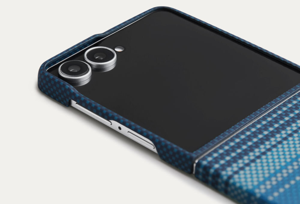 Etui na telefon z niebieskim wzorem, dopasowane do urządzenia z widocznymi dwoma obiektywami aparatu i przyciskiem bocznym.