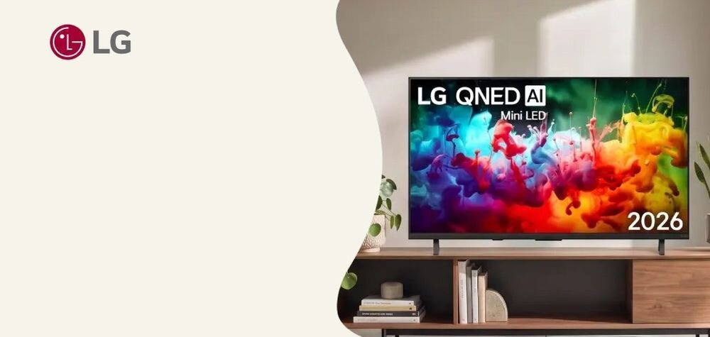 Telewizor z kolorowym wyświetlaczem i napisem \'LG QNED AI Mini LED 2026\' stoi na drewnianej półce. Obok widoczne są książki i roślina, a w lewym górnym rogu znajduje się logo LG.