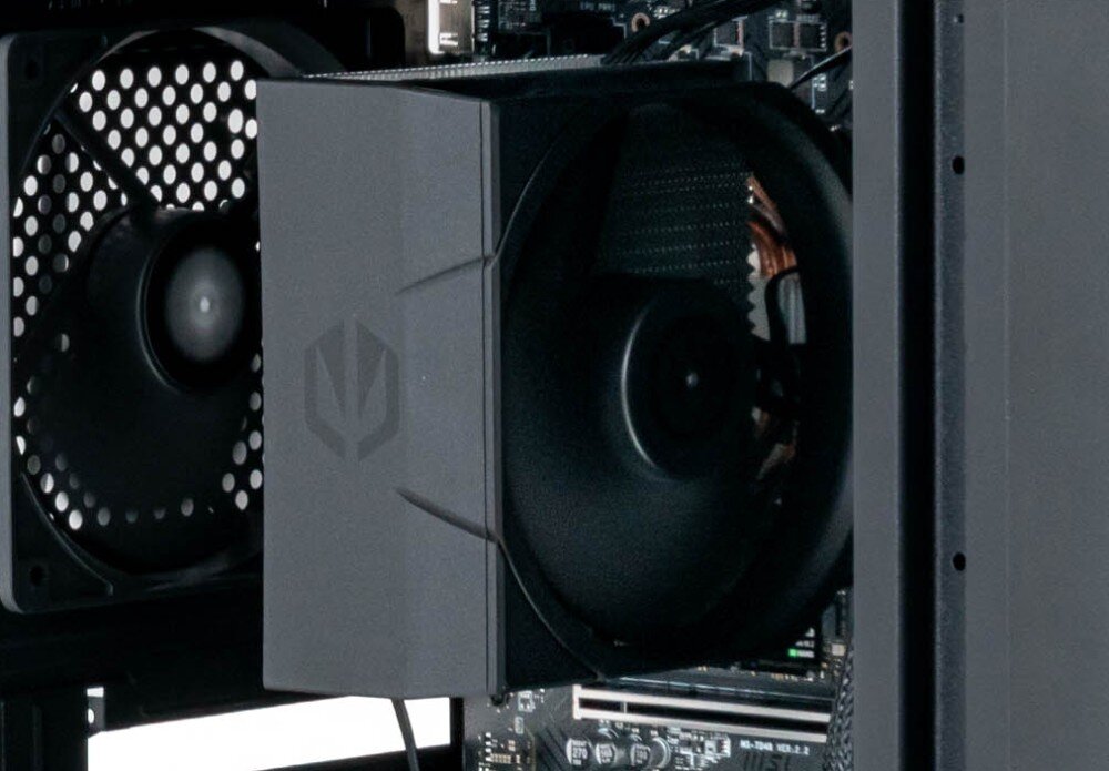 Komputer XQUANTUM XQI5R16S512GB-XI24WP Zbliżenie na wnętrze komputera. Widoczny jest chłodzący wentylator procesora, chłodzenie procesora, wentylator, podświetlenie, radiator