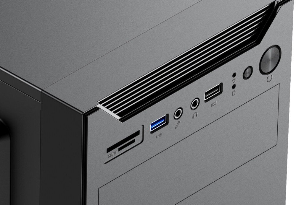 Komputer XQUANTUM XQI5R16S512GB-XI24WH Zbliżenie na górną krawędź przedniego panelu czarnej obudowy komputera. Widoczne są od lewej: czytnik kart pamięci, port USB-A, gniazda audio, drugi port USB-A, mała dioda LED oraz okrągły przycisk zasilania, obudowa, czytnik kart pamięci, porty