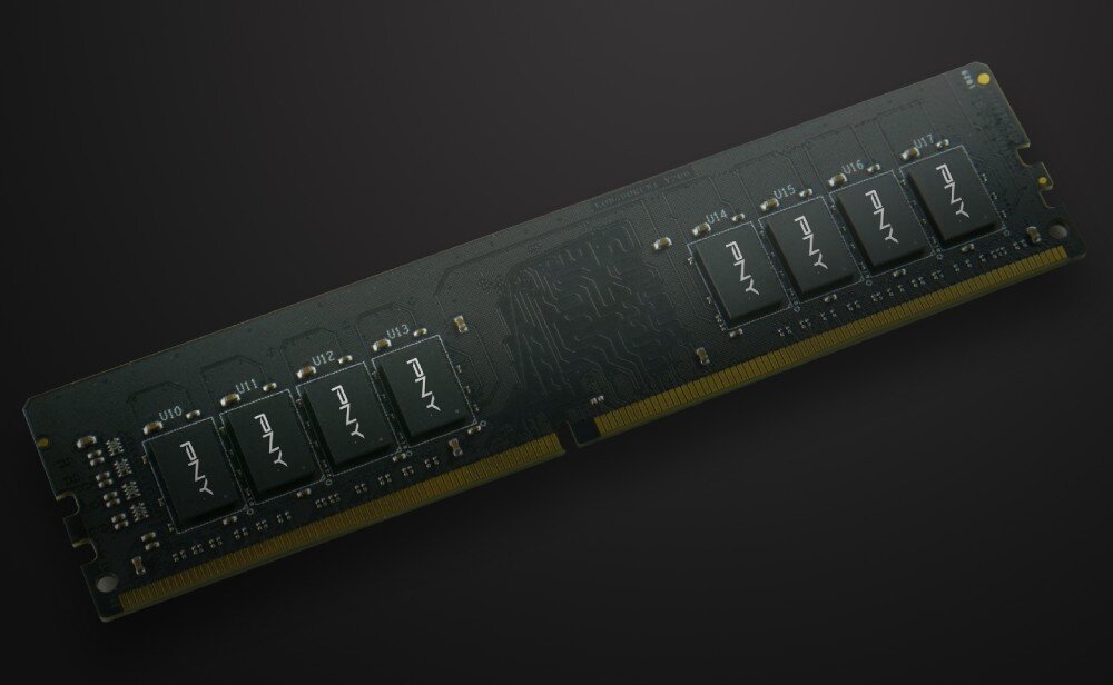 Komputer XQUANTUM XQI5R16S512GB-XI24WH Pojedyncza kość pamięci RAM na czarnym laminacie z widocznymi modułami pamięci oznaczonymi logo 'PNY' oraz złoconymi stykami na dolnej krawędzi