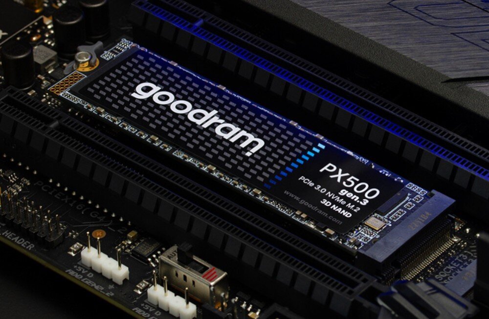 Komputer XQUANTUM XQI5R16S512GB-XI24WH Dysk SSD w formacie M.2 zamontowany na płycie głównej. Na powierzchni nośnika widoczne oznaczenie producenta oraz modelu, dysk SSD, pojemność, szybkość, technologie
