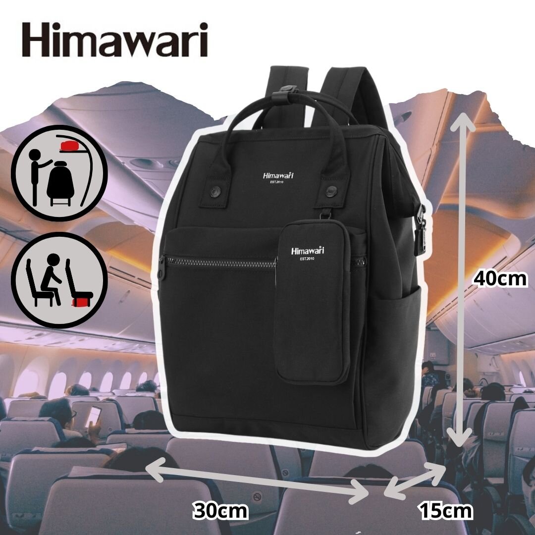 Czarny plecak z logo \'Himawari EST.2014\' oraz dołączoną saszetką, przedstawiony na tle wnętrza samolotu. Obok plecaka znajdują się wymiary: 40cm wysokości, 30cm szerokości i 15cm głębokości, a także ikony sugerujące jego użycie w podróży lotniczej.