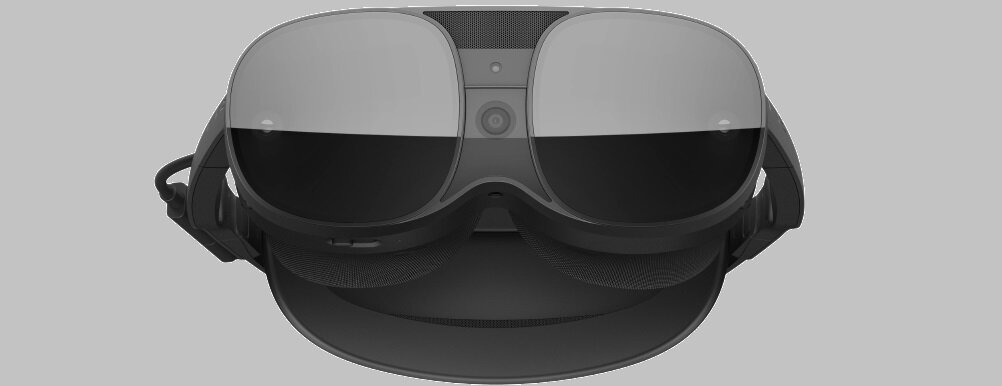 Na obrazie widoczne są gogle VR z ciemnymi szkłami i centralnie umieszczoną kamerą. Gogle mają nowoczesny design i są w kolorze czarnym.