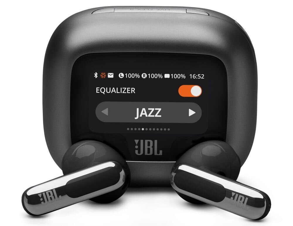 Czarne słuchawki douszne z logo JBL leżą przed etui z wyświetlaczem pokazującym ustawienie equalizera na \'JAZZ\'. Na ekranie widoczne są także ikony Bluetooth, baterii oraz godzina 16:52.