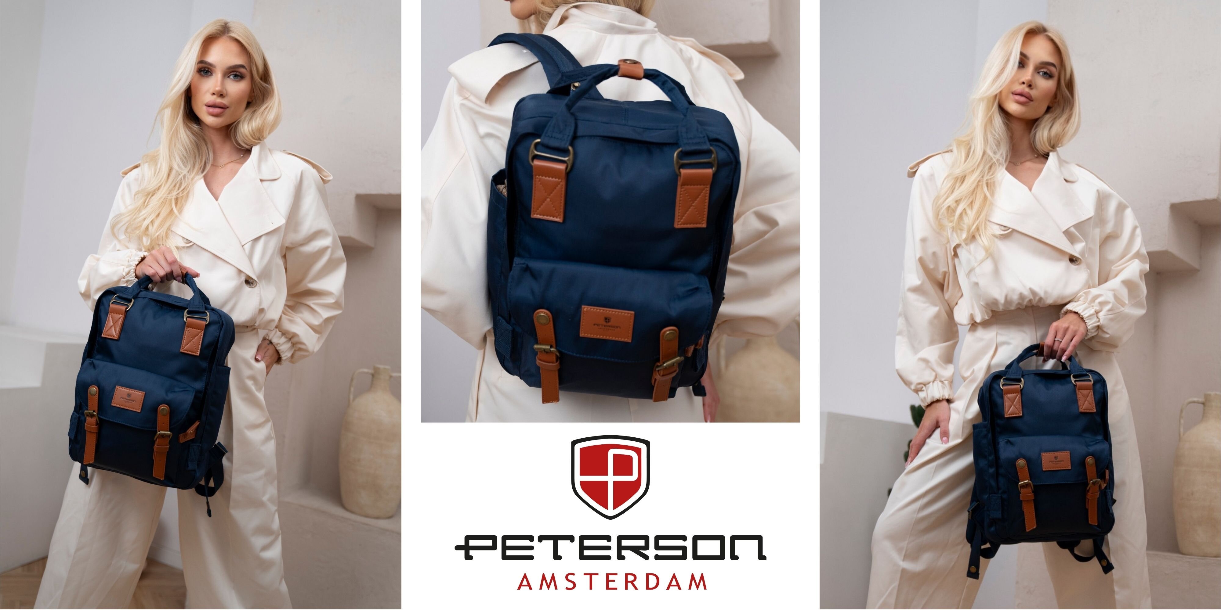 Na zdjęciu widoczny jest granatowy plecak z brązowymi elementami, trzymany przez osobę ubraną w jasny strój. Na środku znajduje się logo \'PETERSON AMSTERDAM\'.