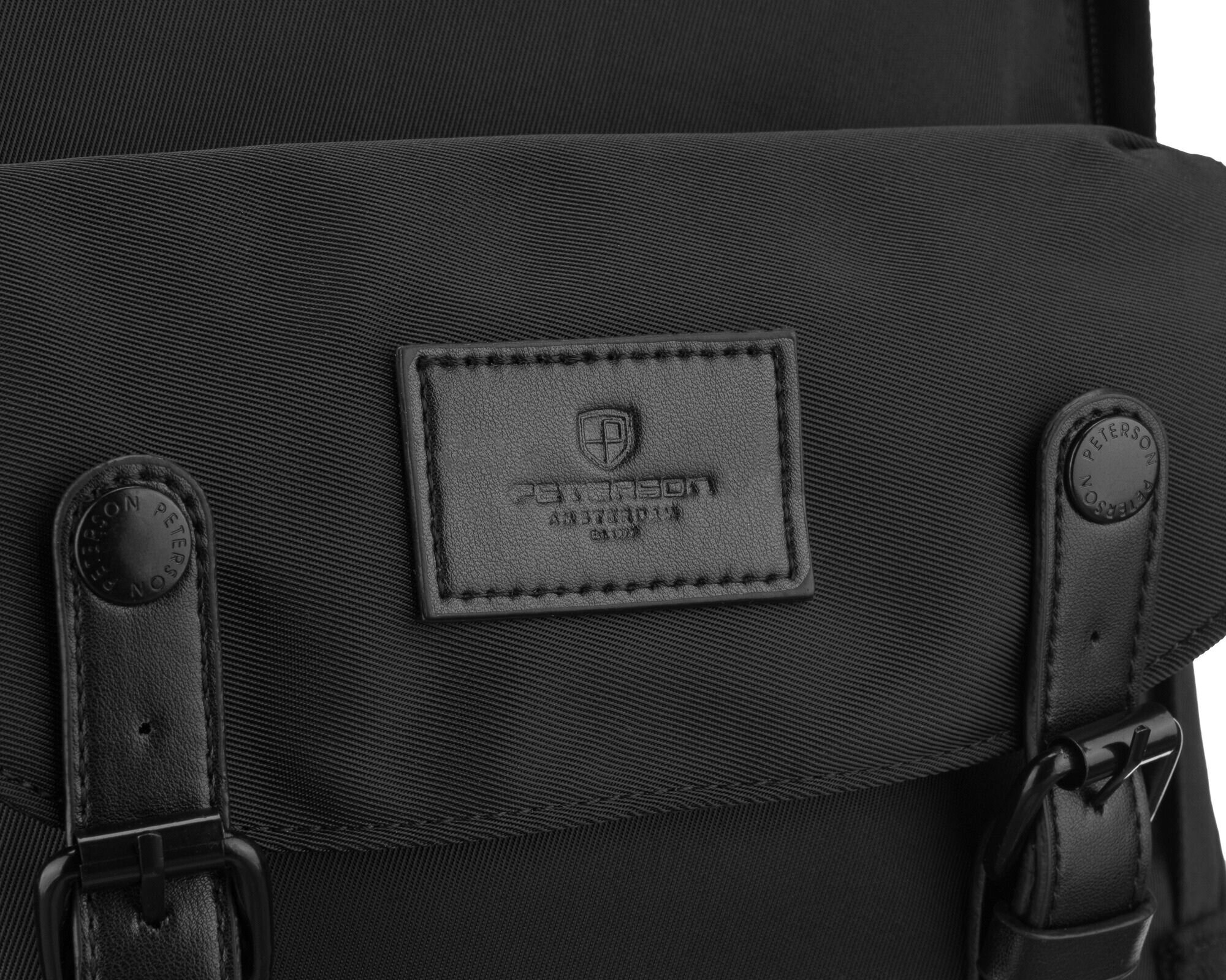 Czarny plecak z widocznym logo \'PETERSON\' na skórzanej naszywce oraz zapięciami z napisem \'PETERSON\'.