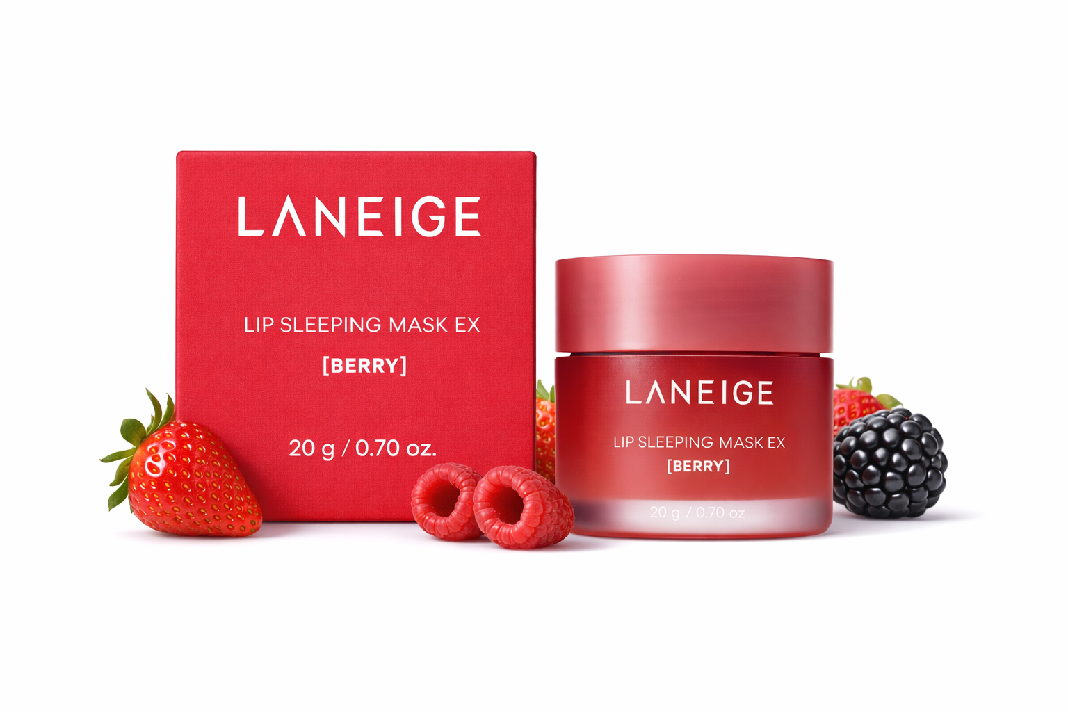 Na obrazie widoczny jest czerwony słoiczek i pudełko z napisem \'LANEIGE LIP SLEEPING MASK EX [BERRY] 20 g / 0.70 oz.\'. Obok znajdują się owoce: truskawki, maliny i jeżyny.